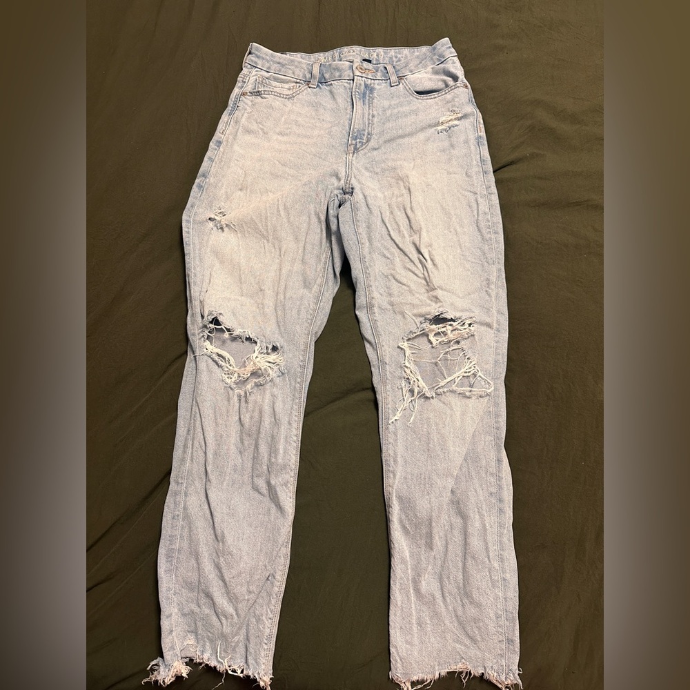 AE Strigid Curvy Ripped Mom Jean